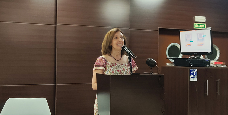 Lucía Pérez-Castilla Álvarez, psicóloga del Ceapat, durante su ponencia.