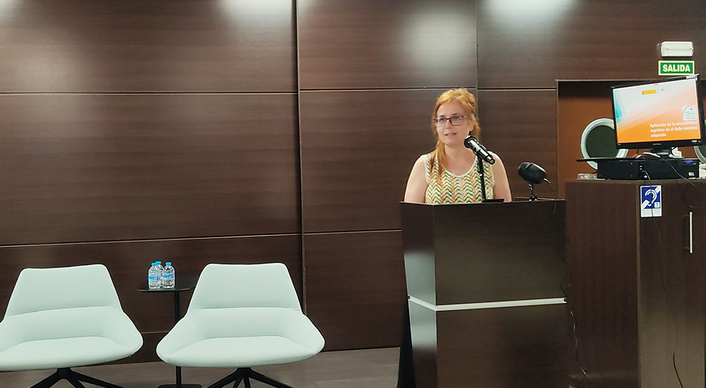 Clara Isabel Delgado Santos, logopeda del Ceapat, durante su ponencia.