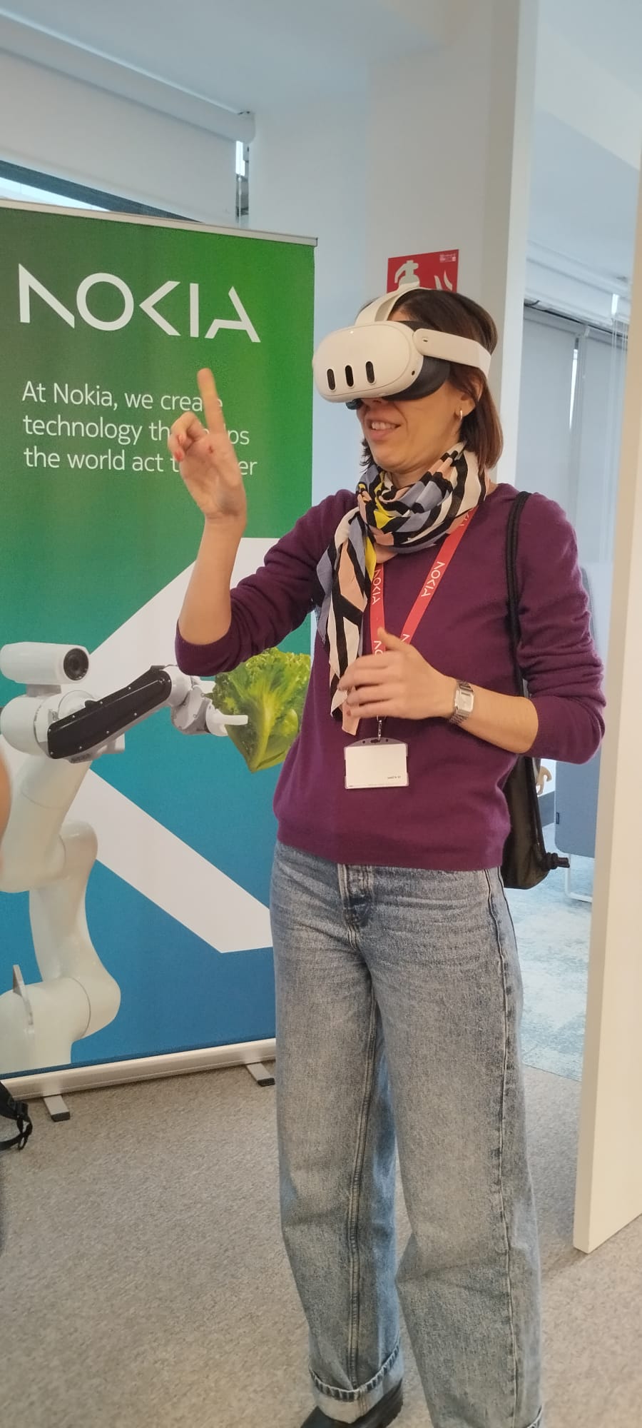 Profesional del Ceapat probando gafas de realidad virtual inmersivas.