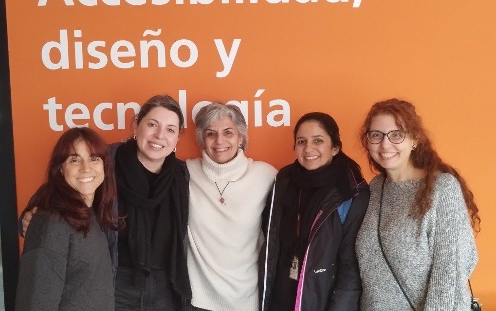 Foto de grupo con las personas representantes de las univeridades y el Ceapat.