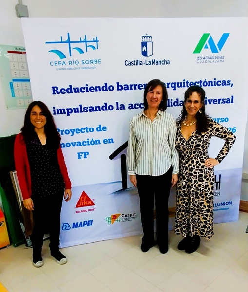 Cartel del proyecto y personal de Ceapat.