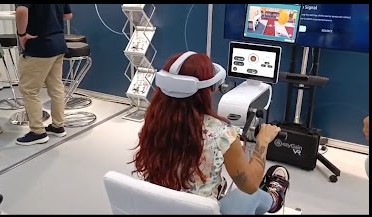 Terapeuta probando dispositivo de realidad virtual.