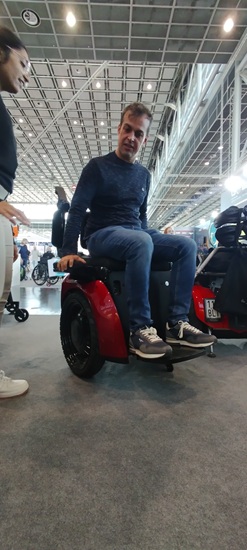 Terapeuta probando silla de ruedas.
