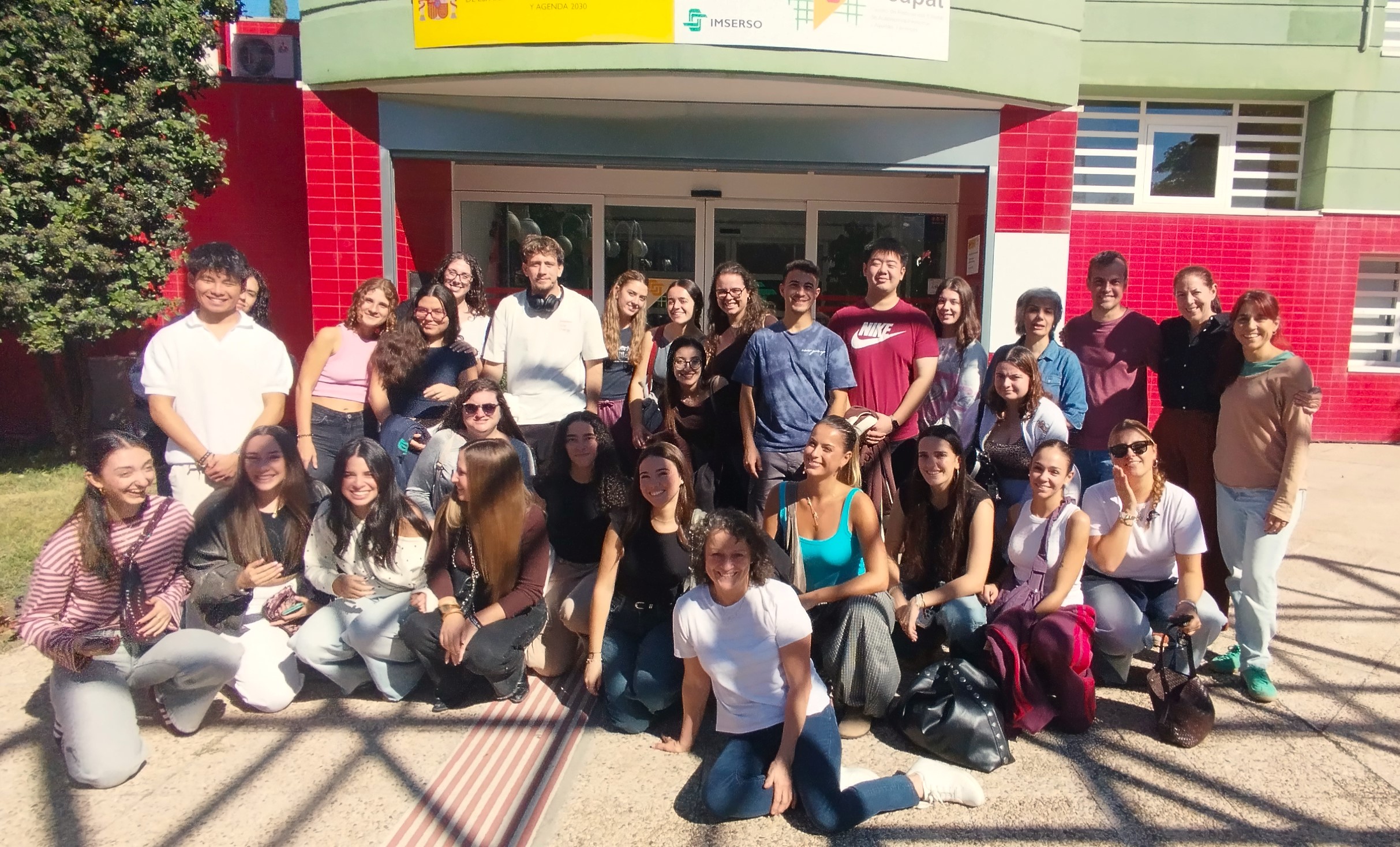 Foto de grupo: alumnado, profesora y terapeutas del Ceapat.